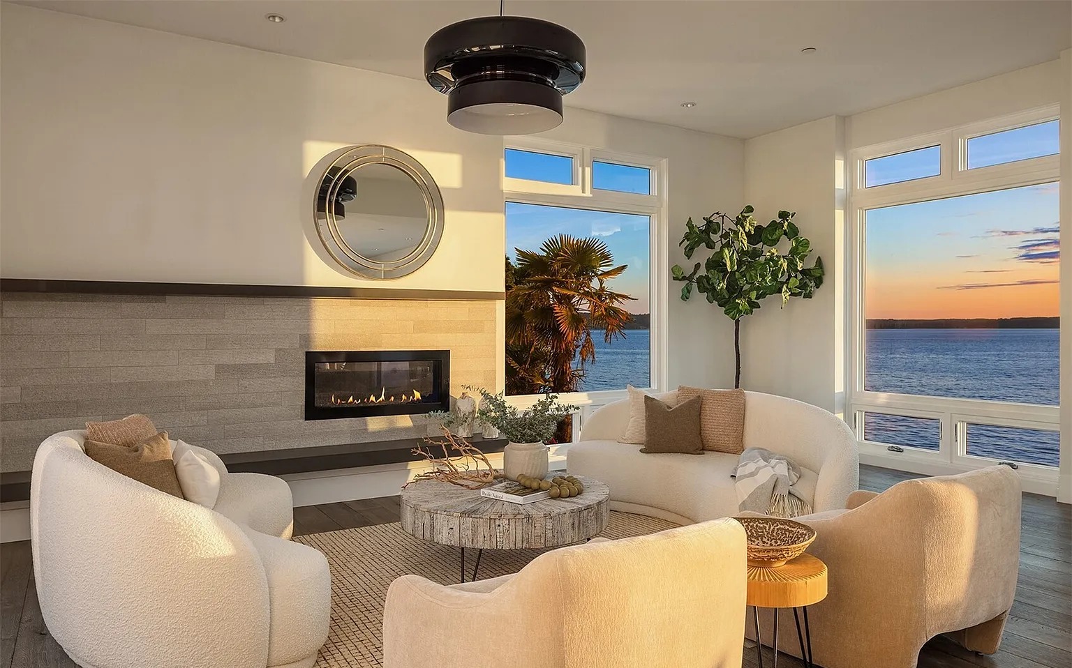 Fireside Sound-View Lounge